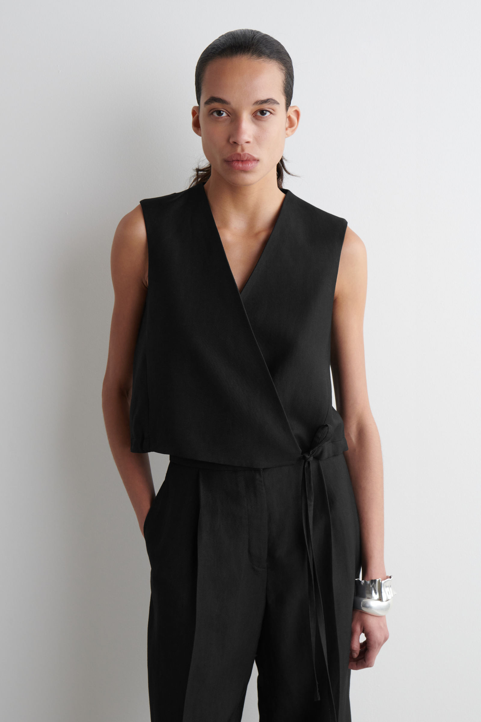 COSタイディテールラップベスト TIE-DETAIL WRAP WAISTCOAT タイディテールラップベスト ブラック｜COS