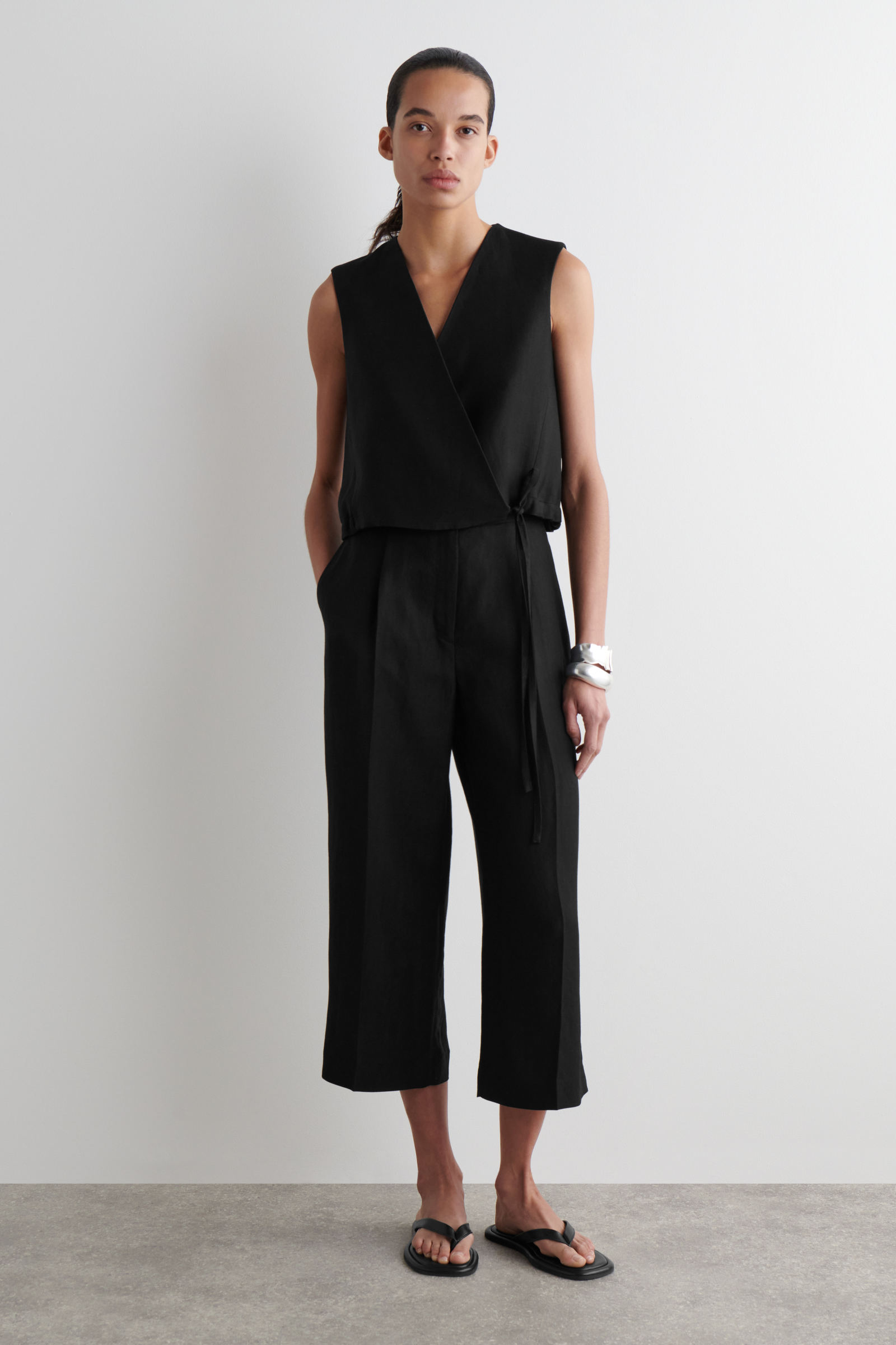 TIE-DETAIL WRAP WAISTCOAT タイディテールラップベスト ブラック｜COS