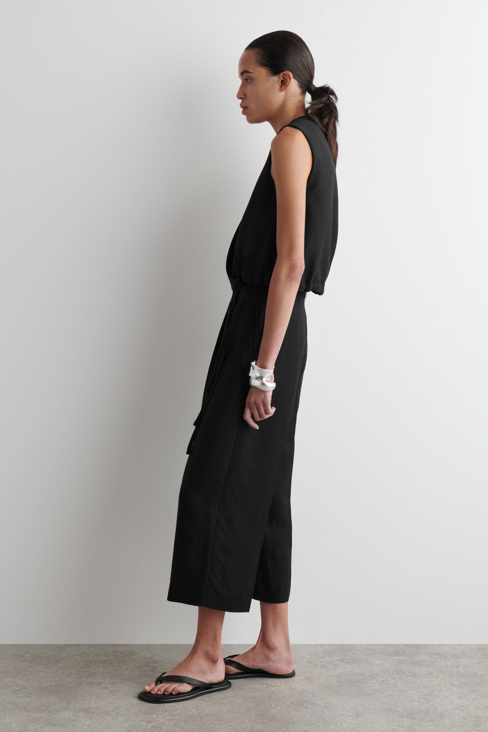 TIE-DETAIL WRAP WAISTCOAT タイディテールラップベスト ブラック｜COS