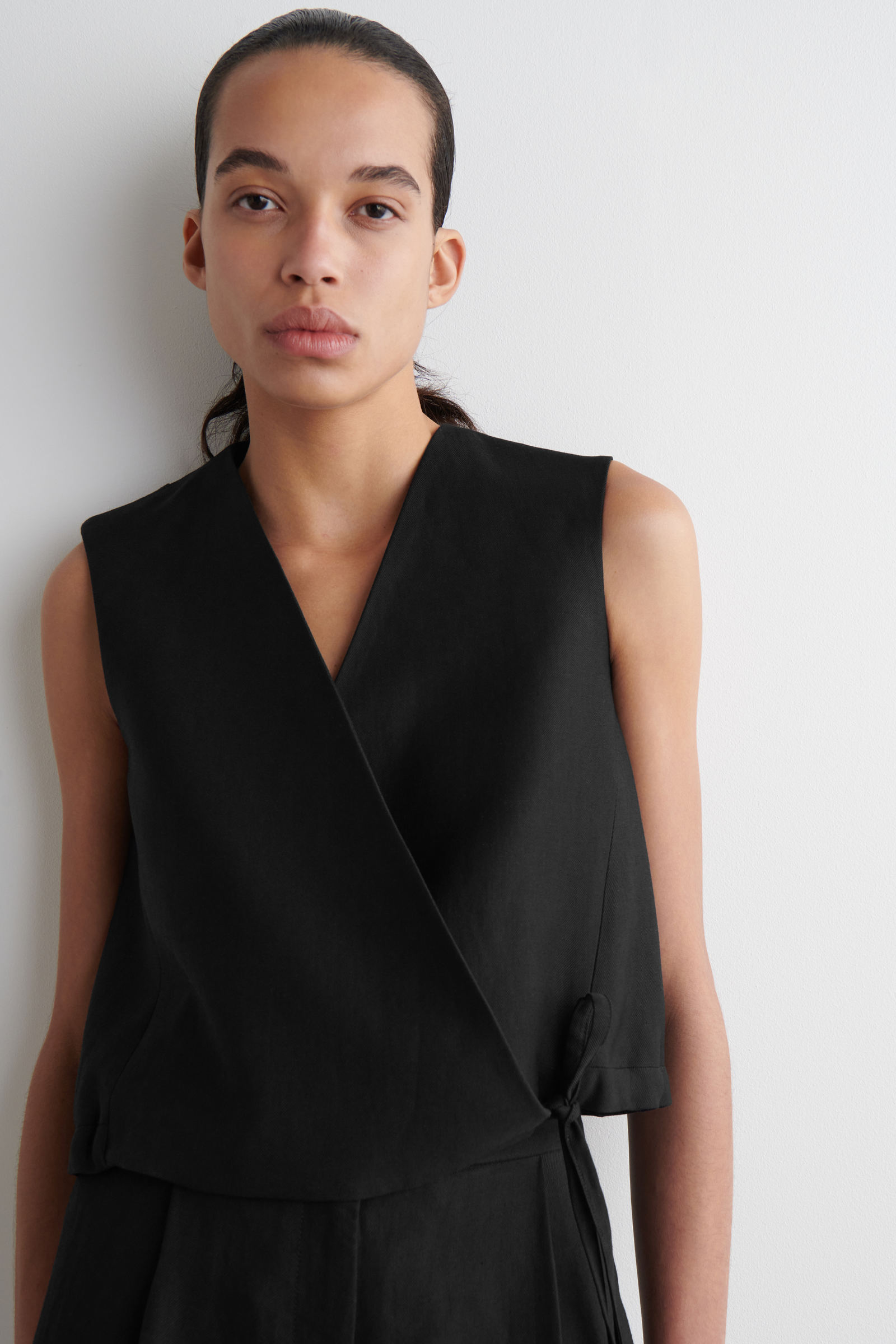 TIE-DETAIL WRAP WAISTCOAT タイディテールラップベスト ブラック｜COS