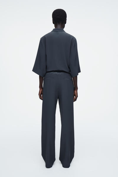 COS リラックスシルクパンツ