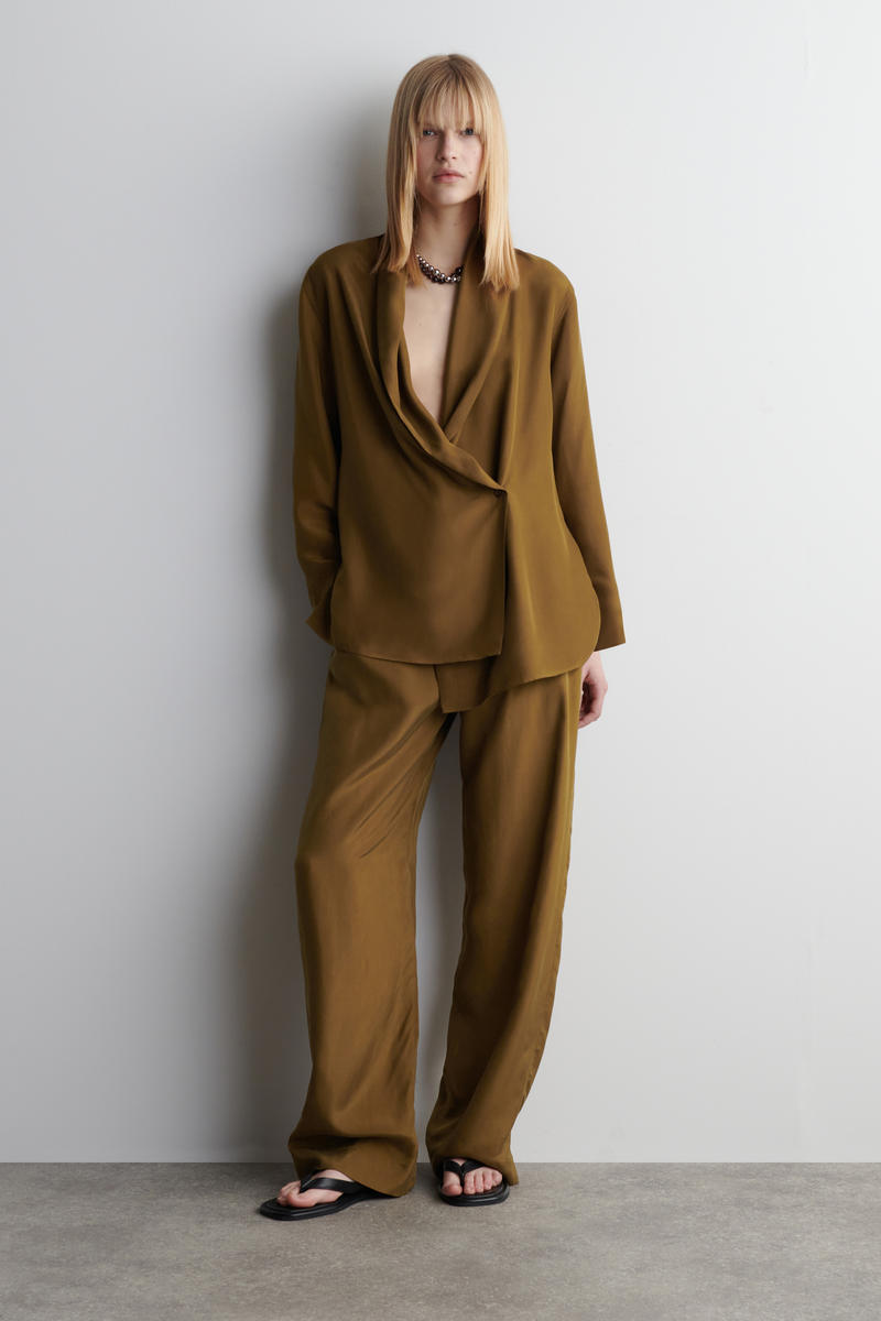 COS リラックスシルクパンツ