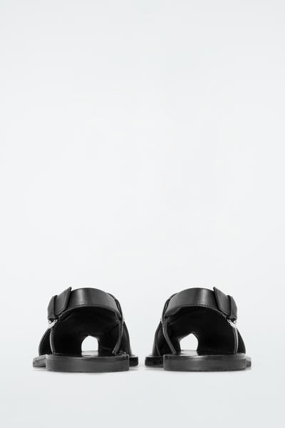 COS レザースリングバックサンダル