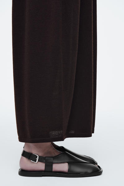 COS レザースリングバックサンダル