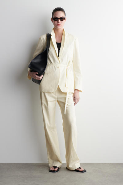 COS レザー製フリップサンダル