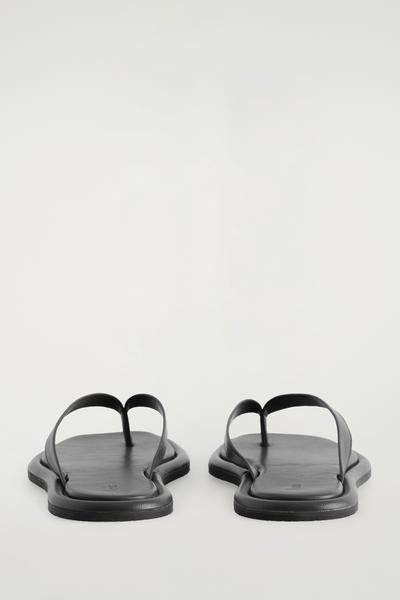 COS レザー製フリップサンダル