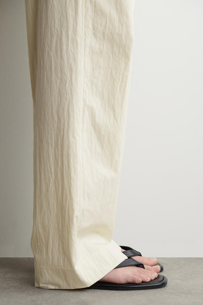 COS レザー製フリップサンダル