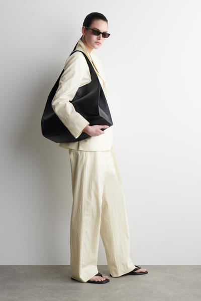 COS レザー製フリップサンダル