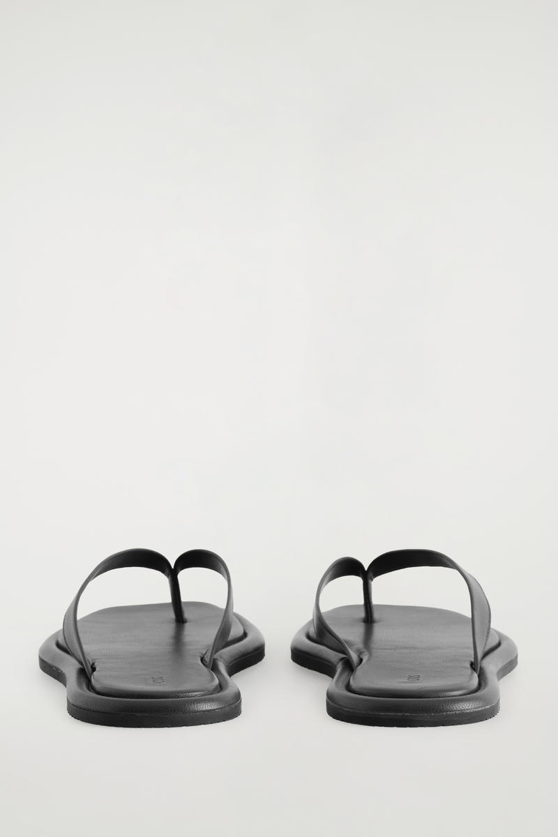 COS レザー製フリップサンダル