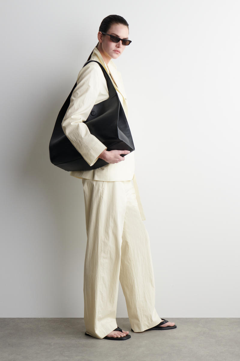 COS レザー製フリップサンダル