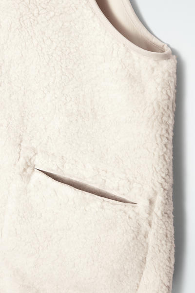 COS オーバーサイズフェイクシャーリングベスト