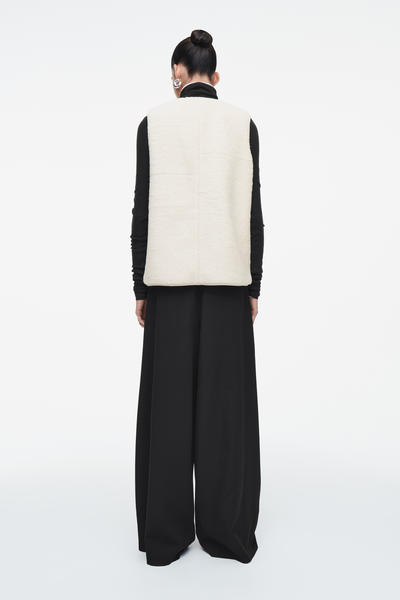 COS オーバーサイズフェイクシャーリングベスト