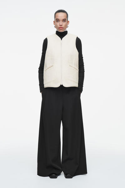 COS オーバーサイズフェイクシャーリングベスト