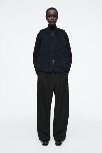 COS オーバーサイズフェイクシャーリングベスト