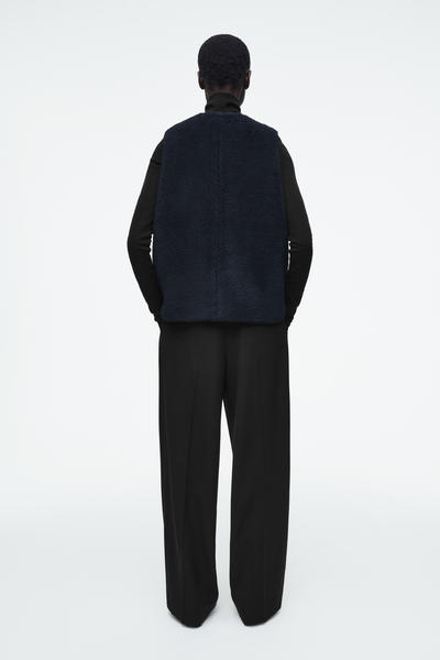 COS オーバーサイズフェイクシャーリングベスト