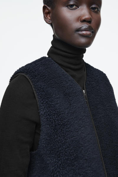 COS オーバーサイズフェイクシャーリングベスト