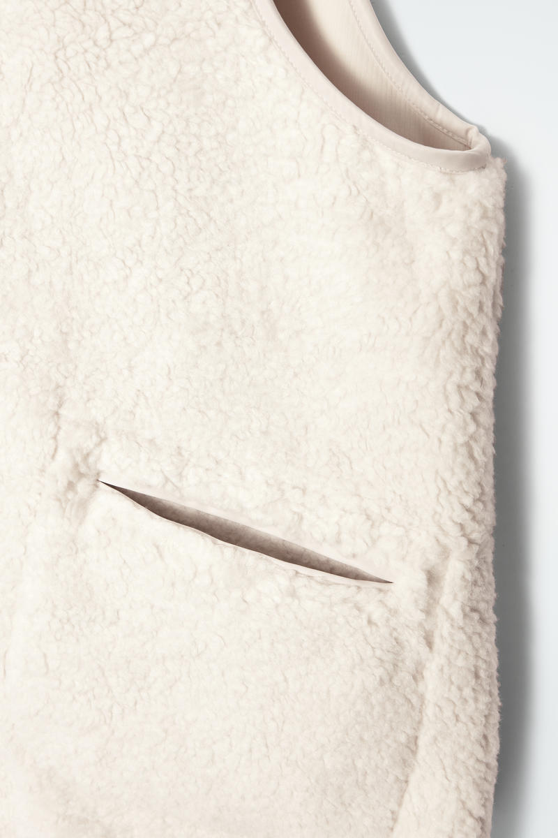 COS オーバーサイズフェイクシャーリングベスト