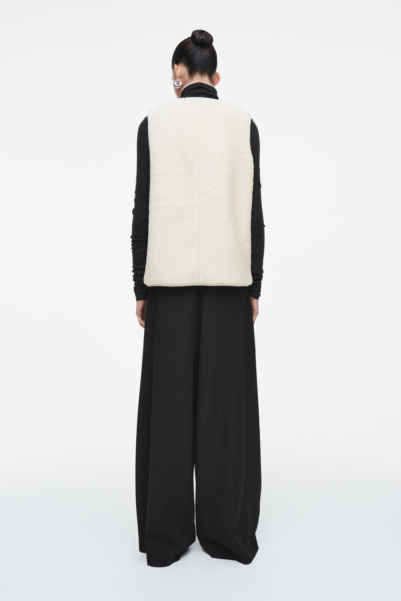 COS オーバーサイズフェイクシャーリングベスト