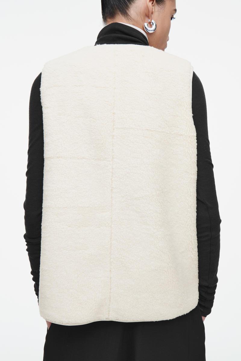 COS オーバーサイズフェイクシャーリングベスト