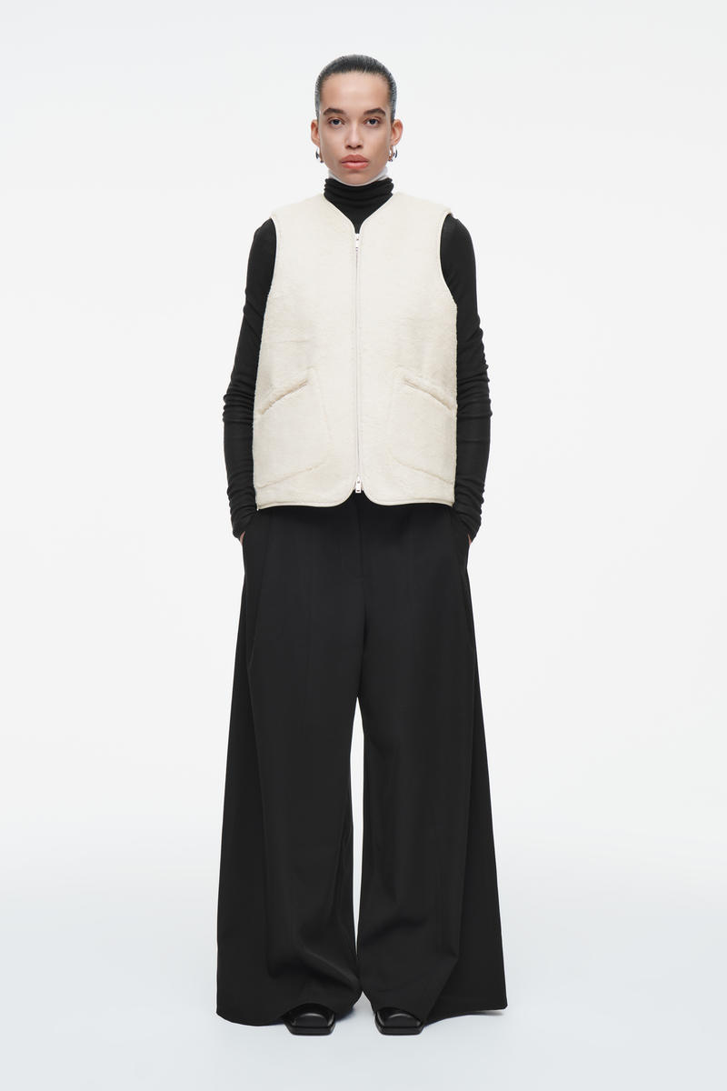 COS オーバーサイズフェイクシャーリングベスト