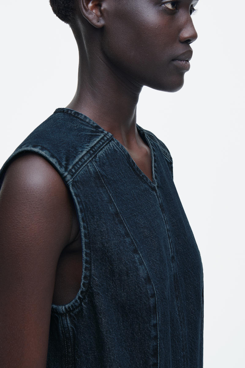 COS ドロップウエストデニムミディワンピース