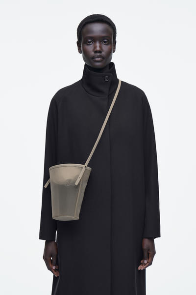 COS ミニバケットバッグ - メッシュ