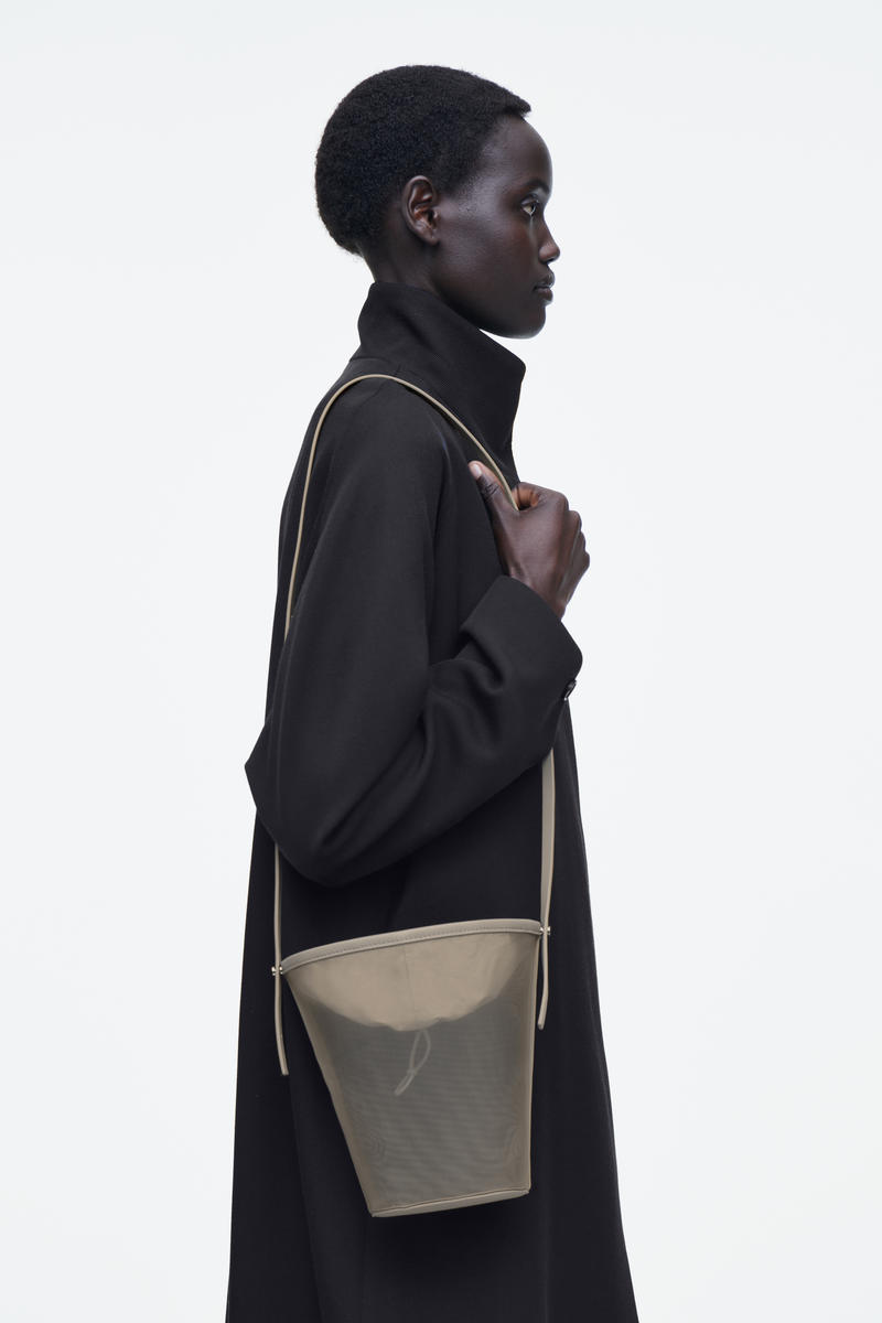 COS ミニバケットバッグ - メッシュ