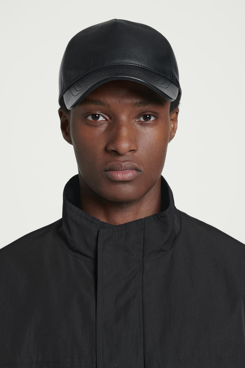 COS レザーベースボールキャップ