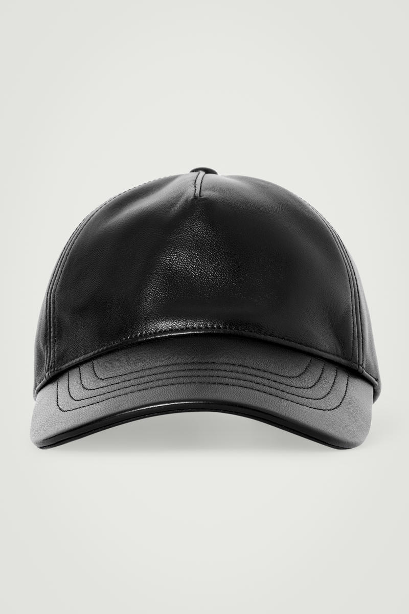 COS レザーベースボールキャップ