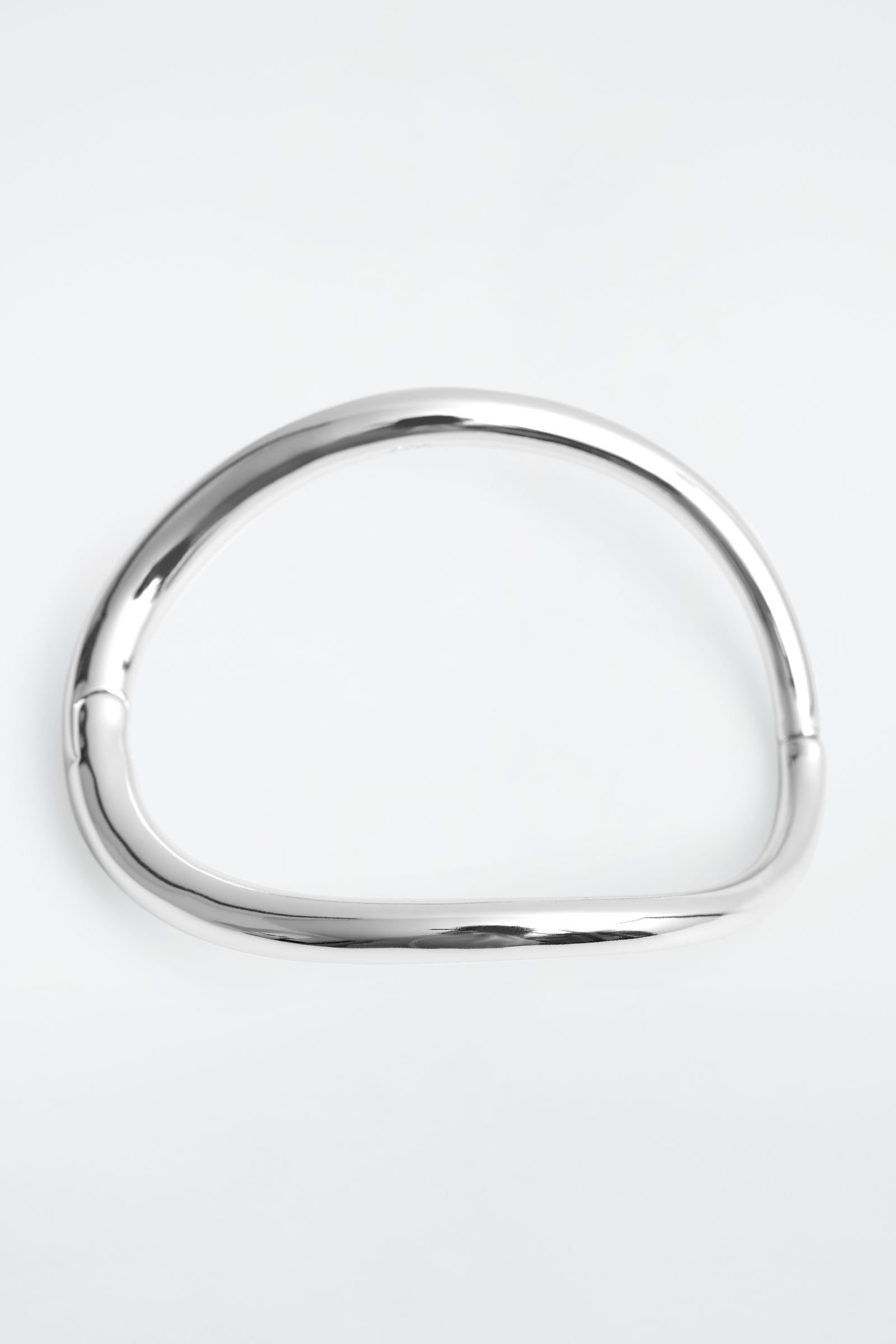 CURVED HINGED BANGLE カーブヒンジバングル｜COS コス 公式