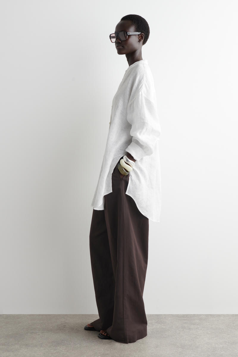 COS オーバーサイズリネンVネックシャツ