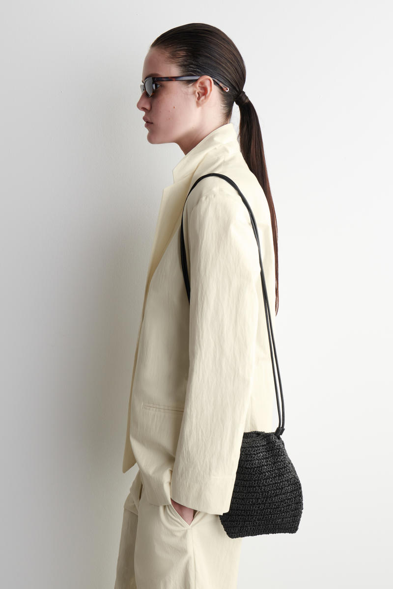 COS ドローストリング フォンポーチ - ストロー