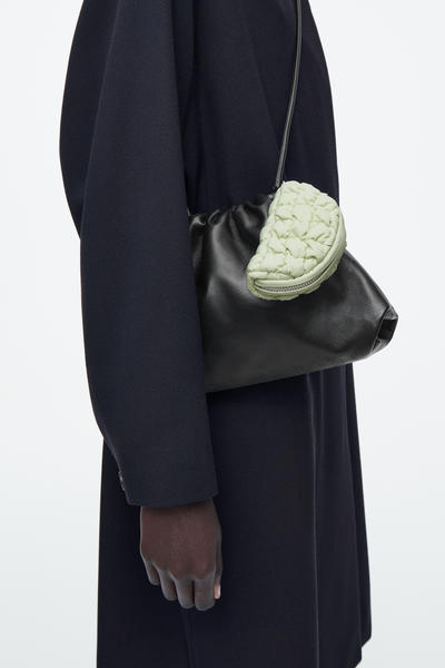 COS キルトポーチ バッグチャーム