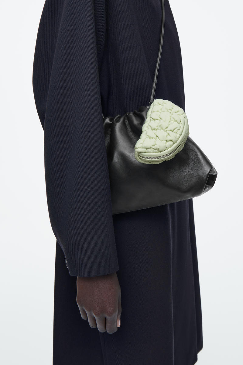 COS キルトポーチ バッグチャーム