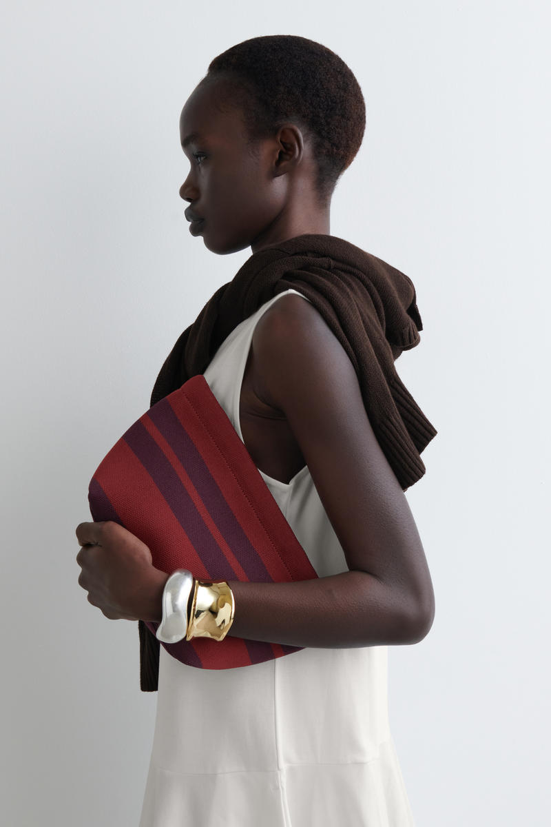 COS ストライプポーチ