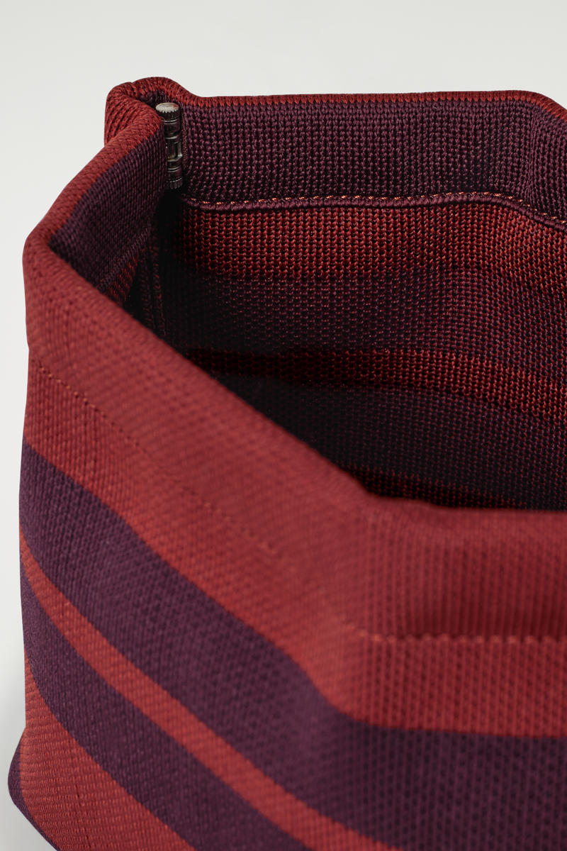 COS ストライプポーチ