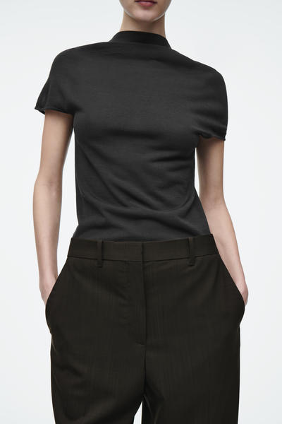 COS テーラードフルイドウールパンツ