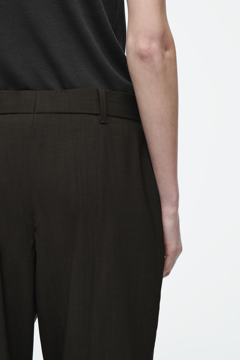 COS テーラードフルイドウールパンツ