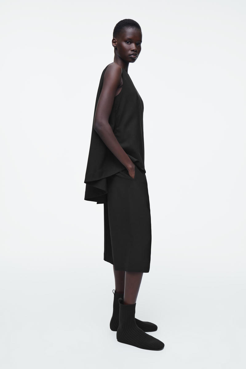 COS オープンバックウールトップ