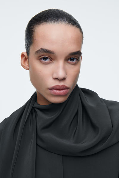 COS シルクスカーフ ディテールシャツ