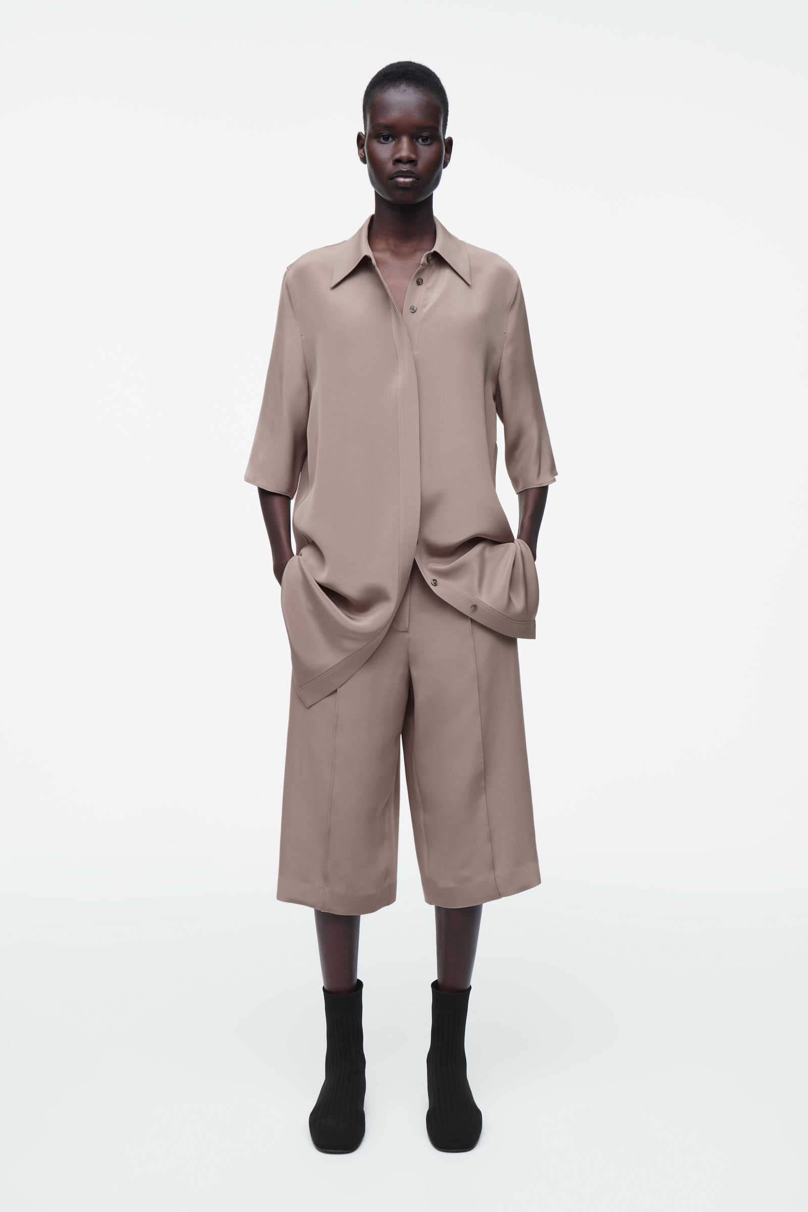 TAILORED SILK SHORTS テーラード シルクショートパンツ 子鹿｜COS