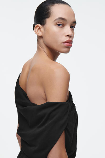 COS ドレープニットトップス