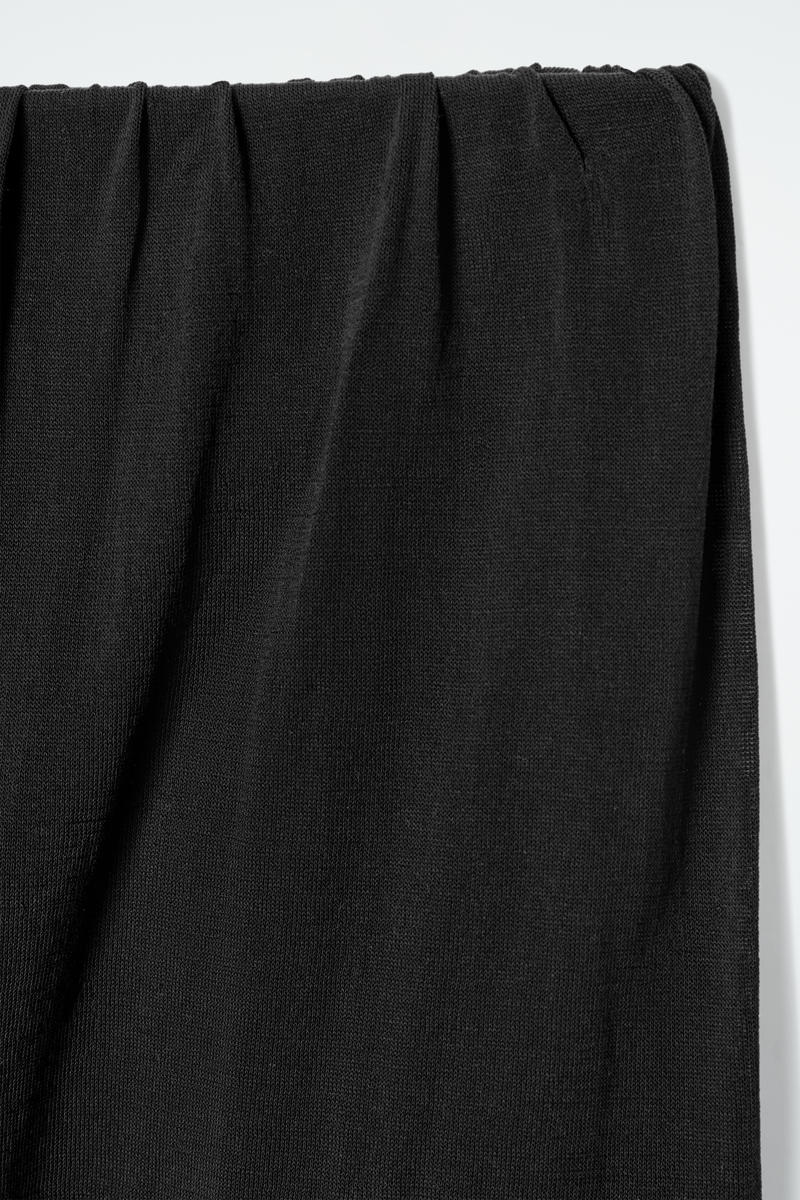 COS シアーニットスカート