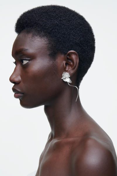 COS ミスマッチフローラルピアス