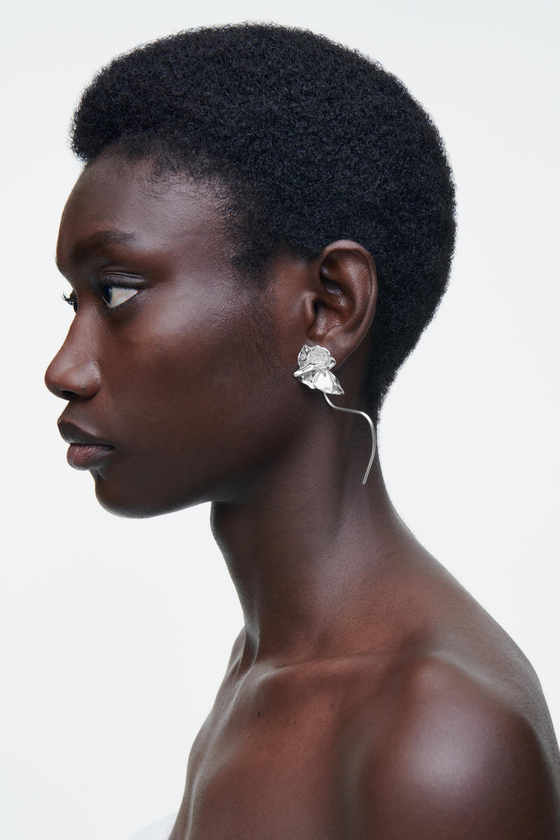 COS ミスマッチフローラルピアス