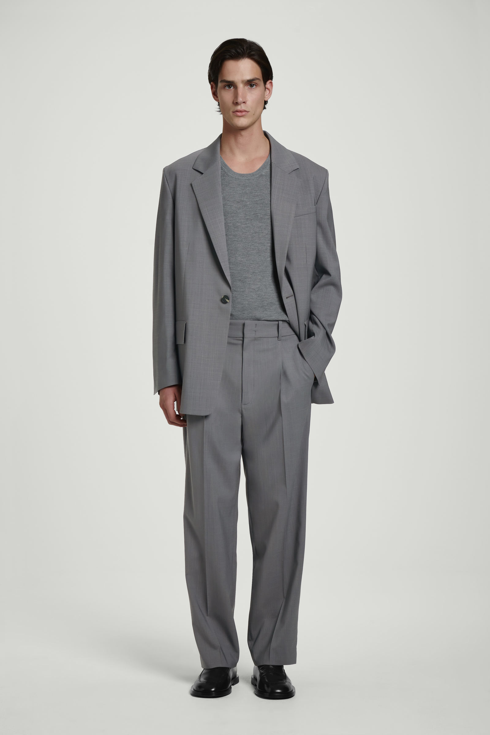 FLUID WOOL TROUSERS 流れるような軽量ウールトラウザーズ グレー｜COS