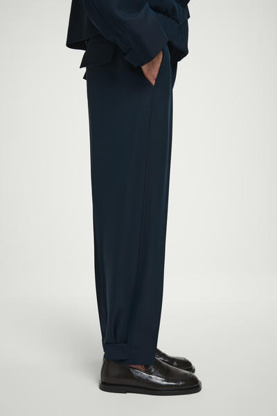 COS バレルレッグチノパン