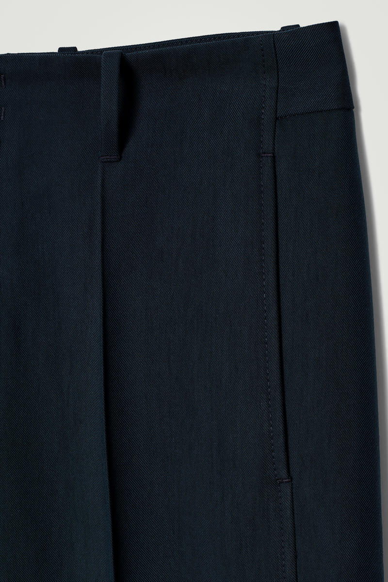 COS バレルレッグチノパン