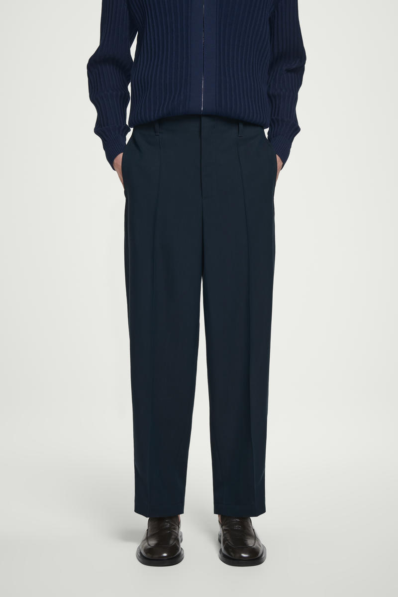 COS バレルレッグチノパン