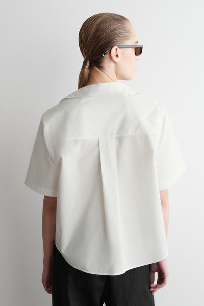 COS クロップド丈半袖コットンシャツ